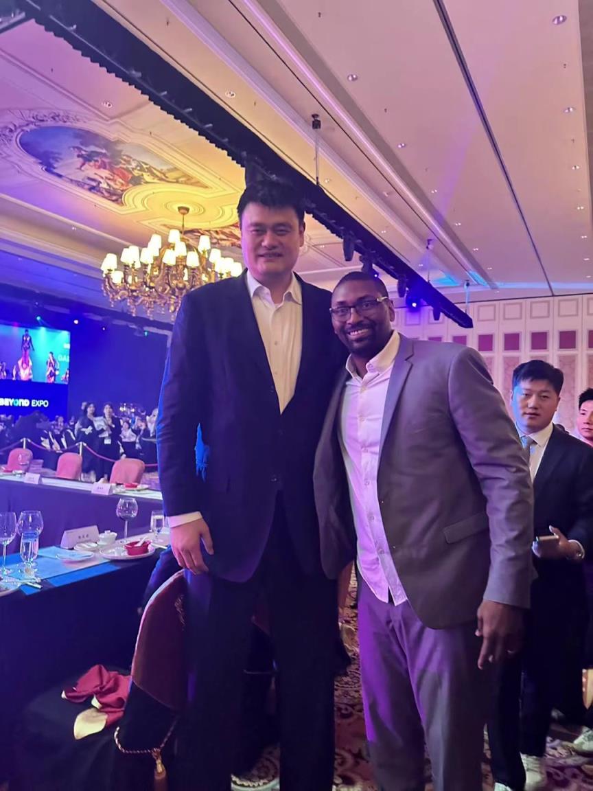 阿泰斯特曬與姚明合照：這是我最喜歡的隊(duì)友 姚??！