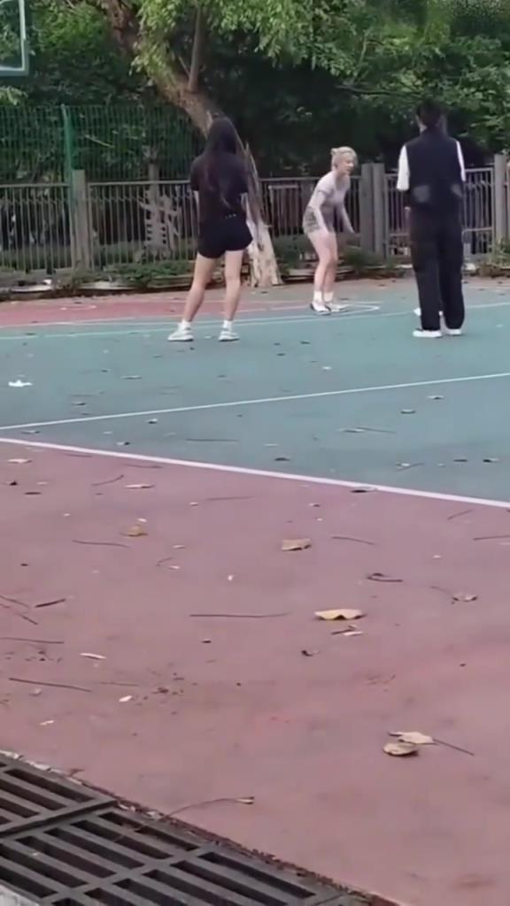 上來(lái)就背打女生的男人，真的活該沒有女朋友啊