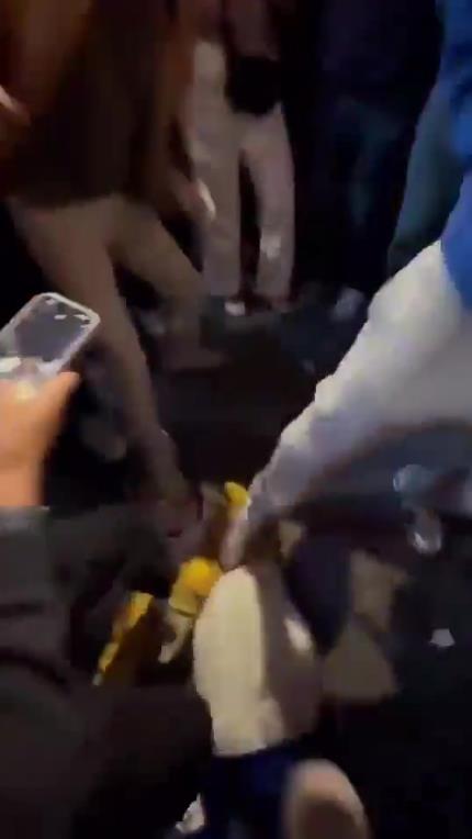驚！尼克斯大勝步行者后，哈利伯頓遭主場(chǎng)球迷群毆