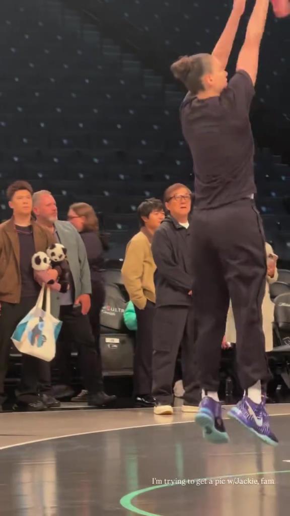 71歲成龍現(xiàn)身巴克萊中心看女籃比賽：她們投籃怎么那么準(zhǔn)?。?！