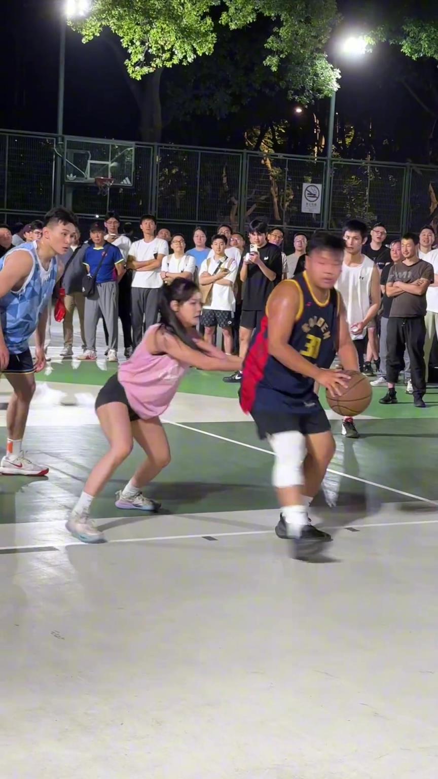 這哥們看見防自己的是女生，一個勁背打，球也不傳了